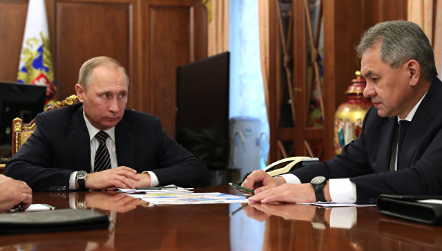 Президент РФ Владимир Путин и министр обороны РФ Сергей Шойгу во время встречи в Кремле. 29 декабря 2016