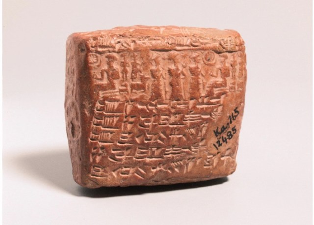 Asurlularca 4000 yıl önce çivi yazısı ile yazılmış kil tablet