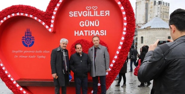 Taksim Meydanı'na "Sevgililer Günü" ile ilgili görsel sonucu