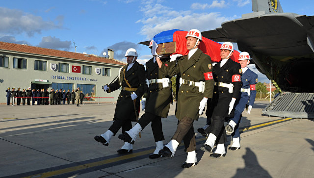 Официальная церемония передачи тела российского летчика Су-24 Олега Пешкова в аэропорту Эсенбога в Анкаре. Архивное фото