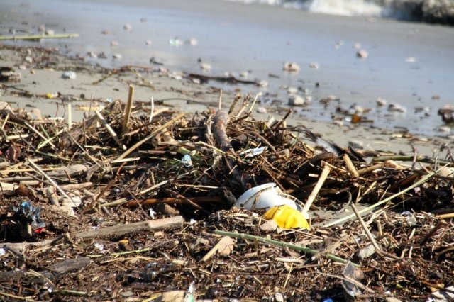 Antalya’da fırtına, sahili çöplüğe çevirdi