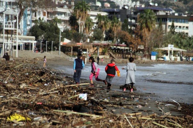 Antalya’da fırtına, sahili çöplüğe çevirdi