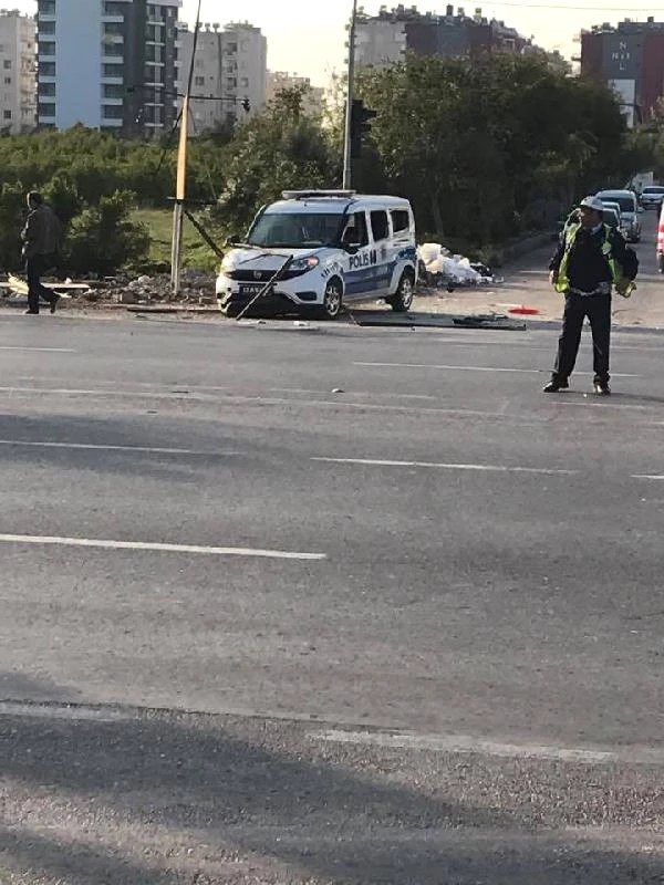 Mersin'de Pollis Ekip Aracına Bombalı Saldırı: 2 Yaralı