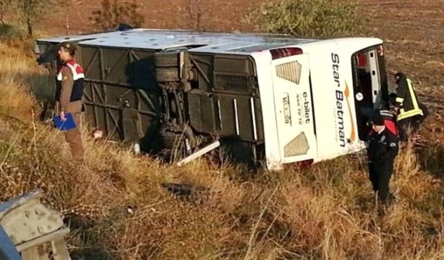 Yolcu Otobüsü Devrildi: 3 Ölü, 19 Yaralı