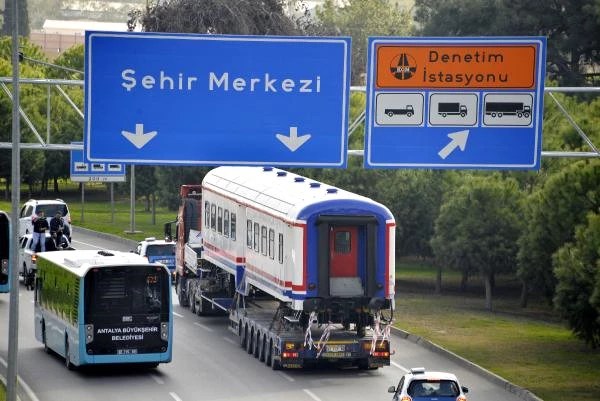 Antalya'da Yıllardır Beklenen Tren, Kara Yoluyla Getirildi