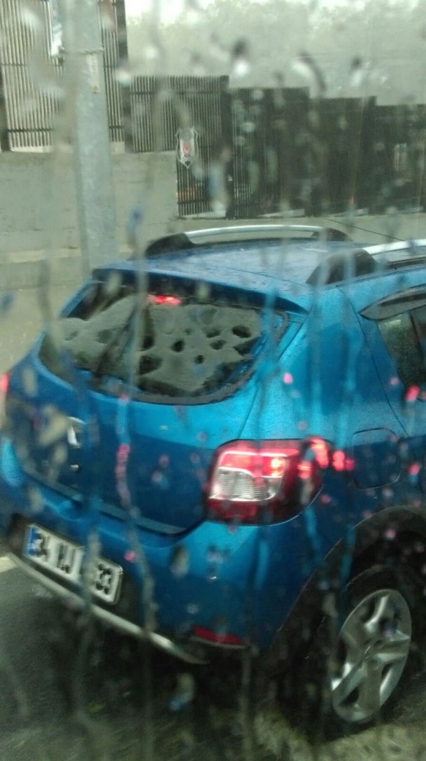İstanbul'da yağmurla birlikte yağan dolu nedeniyle birçok aracın camları kırılmış.