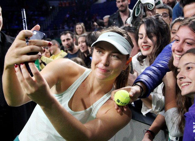 Sharapova, Çağla Büyükakçay'ı mağlup etti - Sharapova'ya Türk seyirciden evlilik teklifi