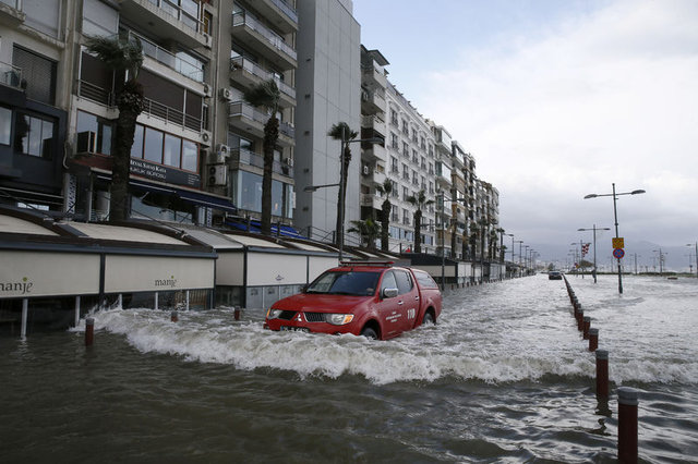 İzmir'de fırtına ve şiddetli yağışın ardından denizle kara birleşti