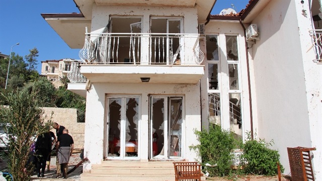 Hortum Antalya’da villaları vurdu