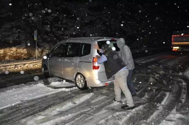 Antalya - Konya karayolunda kar yağışı trafiği olumsuz etkiledi