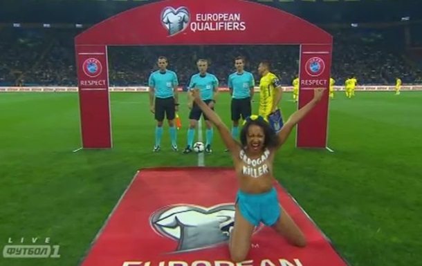 Голую Femen на матче Украина-Турция задержали