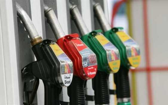 Автомобилисты ждут падения цен на бензин вслед за долларом