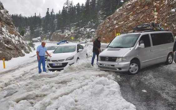 Водители не ожидали увидеть снег в Анталии в мае