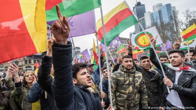 Deutschland Demonstrationen zum kurdischen Frühjahrsfest Newroz in Frankfurt (picture-alliance/dpa/B. Roessler)